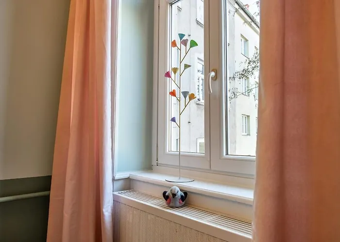 Feel At I Bright Windows I Penzing Trainstation Viena
